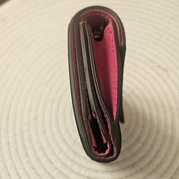 Louis Vuitton Zoe Wallet Monogram Canvas with Rare Bright Pink Flap – New, Full - Picture 4 of 10